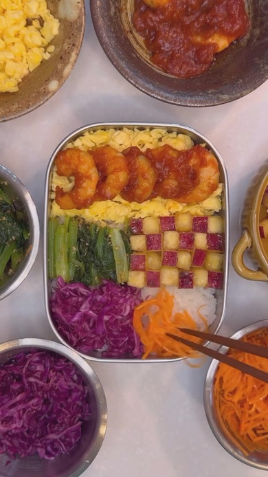 モザイク弁当の盛り付け工程