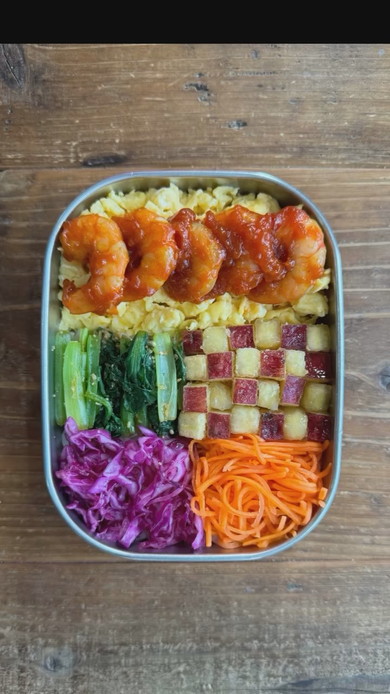 モザイク弁当の盛り付け工程