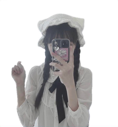 新しく編んだ帽子をおばあちゃんに報告