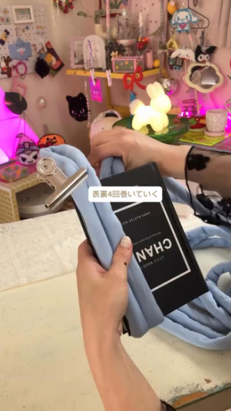 本にチャンキーヤーンを巻く