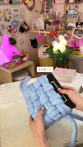 チャンキーヤーンから本を取る