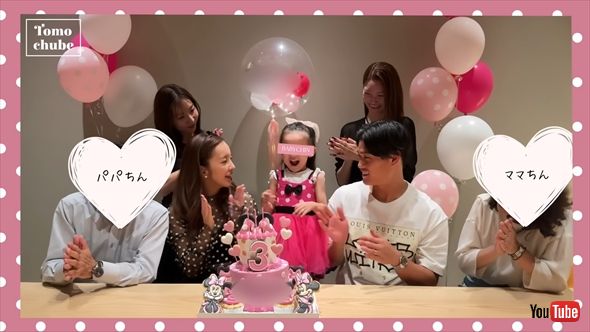 娘の3歳の誕生日を家族でお祝いする板野友美と高橋奎二