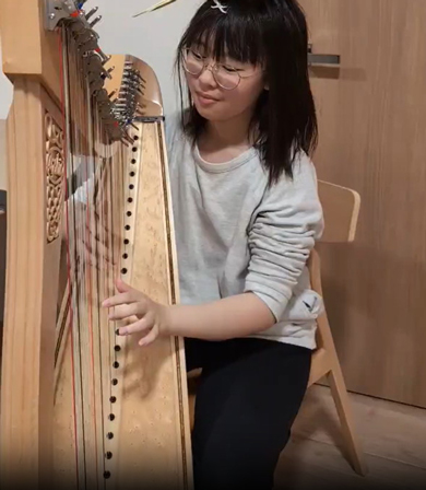 ハープに聴き入るインコたち