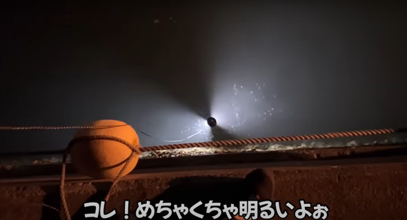 100均ライトを海に落とすと魚がめちゃくちゃ釣れた