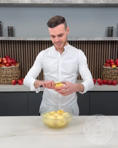 りんごをカットするパティシエ