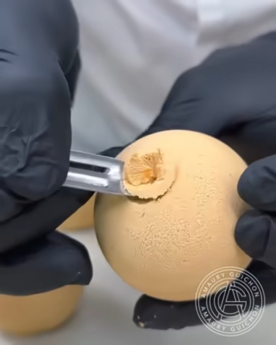 ケーキの生地をりんご型にするパティシエ