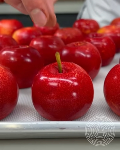 本物のりんごにそっくりのケーキ