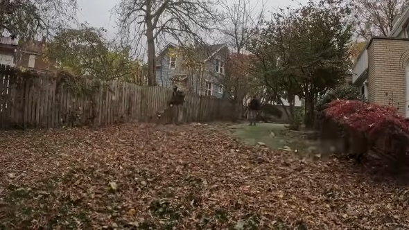 落ち葉を掃除する2人の男性