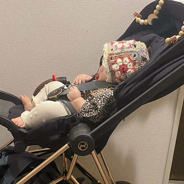 手編みのボンネット（かぶったところ・横）