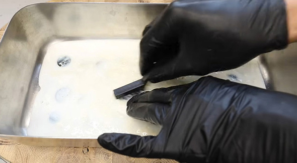 せっけんを付けてゴシゴシ