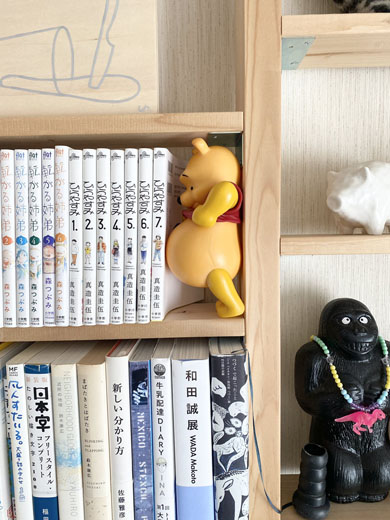 くまのプーさん」を本棚に入れると……？ ぽっこりお腹の“意外