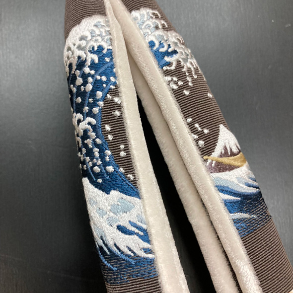 2センチ 幅 鼻緒 絵画 表現 刺しゅう 技術 和装小物屋 執念 北斎 風神雷神