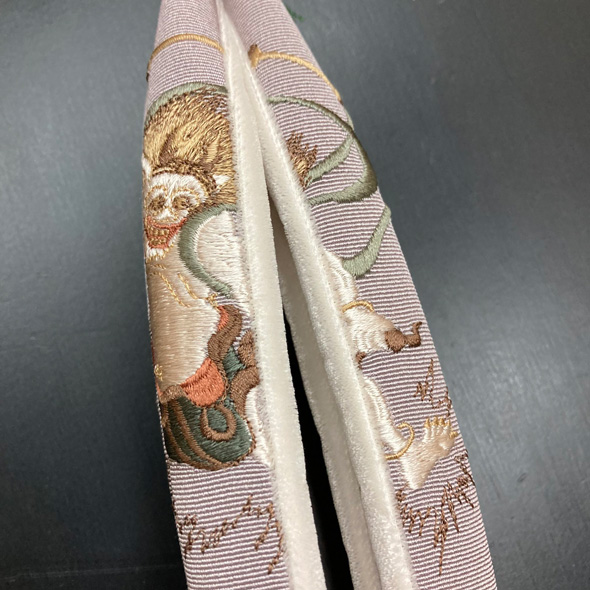 2センチ 幅 鼻緒 絵画 表現 刺しゅう 技術 和装小物屋 執念 北斎 風神雷神