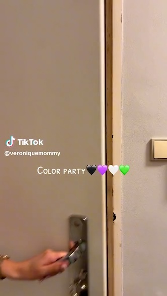 扉が開いてゲストが登場