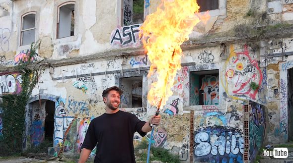 炎を吹き出す剣