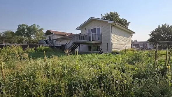 別角度からの作業前の裏庭