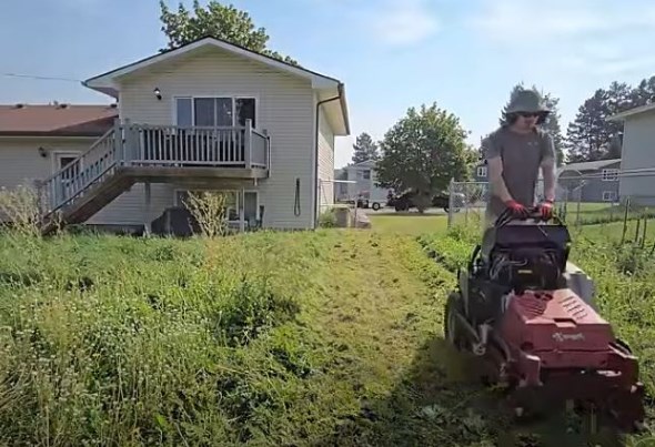 草刈り作業をする男性