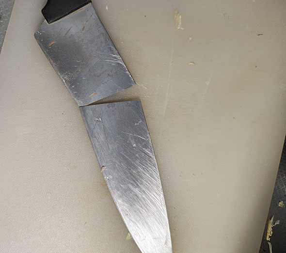 折れた包丁