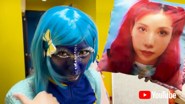 宇宙人ギャルのコスプレをする仲里依紗