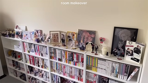 本棚の上にグッズが並んでいる