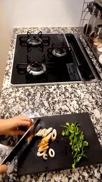 ちくわとピーマンを切る様子