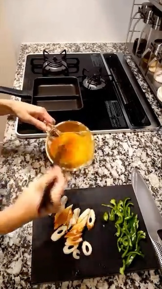 卵を混ぜる様子