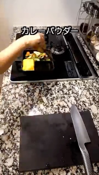 ちくわとピーマンを炒める