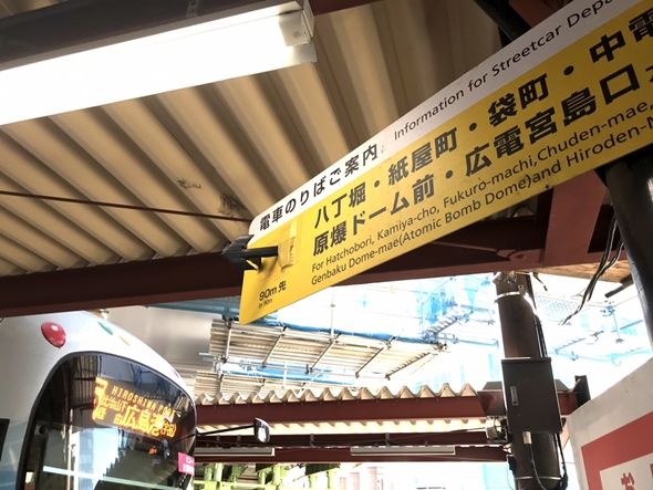 本当に飛び出している案内サイン