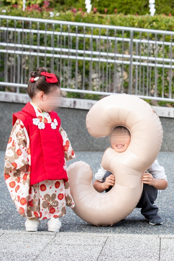 妹の七五三を盛り上げる兄