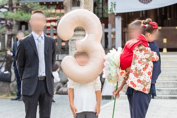 妹の七五三を盛り上げる兄