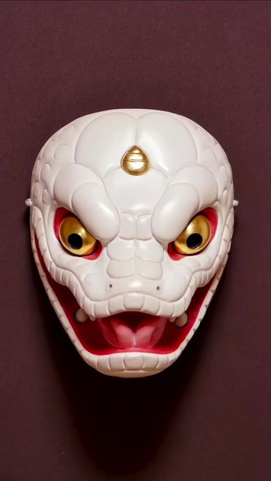 仮面作家が木彫りで作ったヘビの面