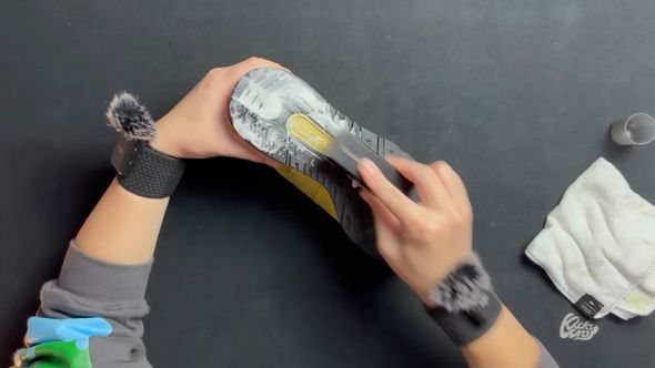 メルカリで購入した中古スニーカーのアウトソールを泡を付けたブラシで磨く