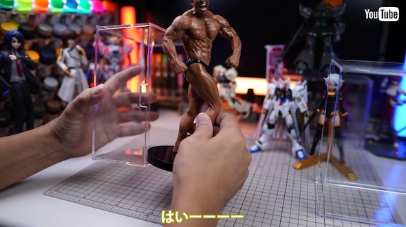 「なかやまきんに君」フィギュアをダイソーのケースへ入れる