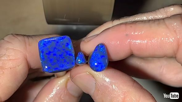 カットされたブラックオパール