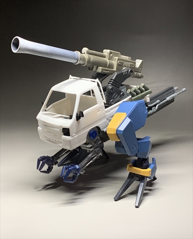 軽トラのプラモデルを魔改造した“軽トラザウルス”