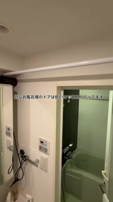 身長193センチの人間の視点で見る浴室へ入る瞬間