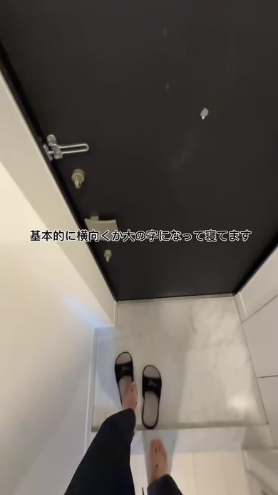 身長193センチの人間の視点で見るサンダルと自分の足