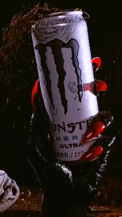 怪物の手に握られているモンスターエナジー