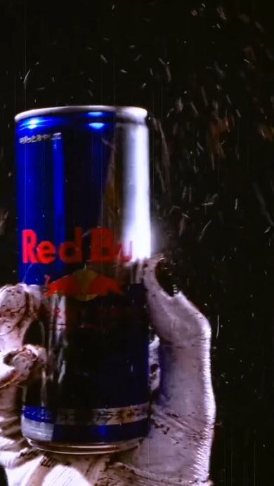 モンスターエナジーではなくレッドブルを握っている怪物の手