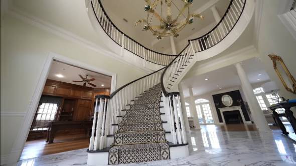 敷地内に3つの家がある豪邸