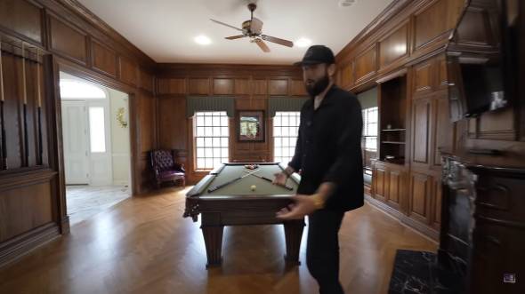 敷地内に3つの家がある豪邸