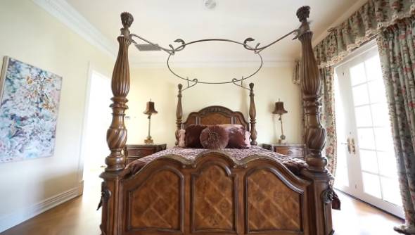 敷地内に3つの家がある豪邸