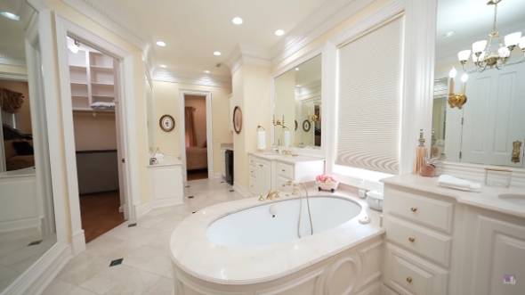 敷地内に3つの家がある豪邸