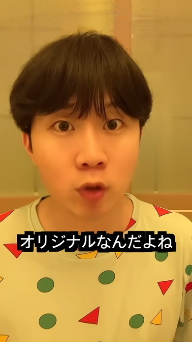 証明写真での文化の違いを解説する韓国人男性