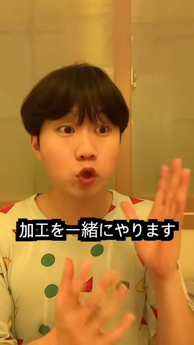 証明写真での文化の違いを解説する韓国人男性