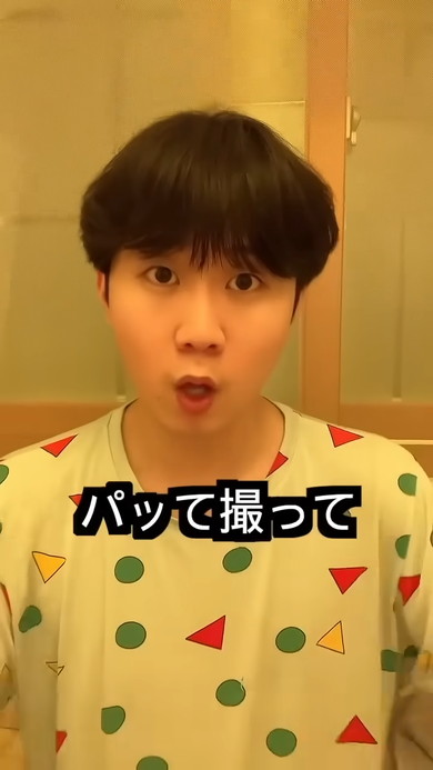 証明写真での文化の違いを解説する韓国人男性