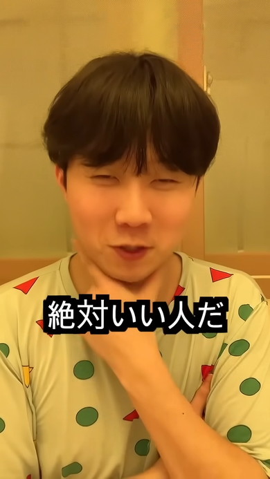 証明写真での文化の違いを解説する韓国人男性