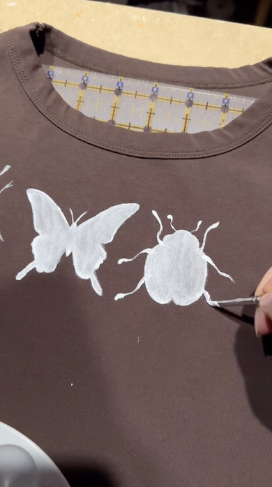 Tシャツに虫の絵を描く