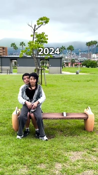 11年前の記念写真を再現するパパと12歳になった長女