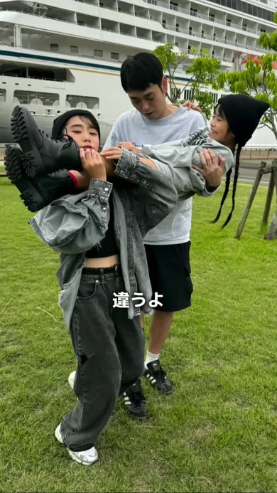 パパと協力して妹を胴上げする長女